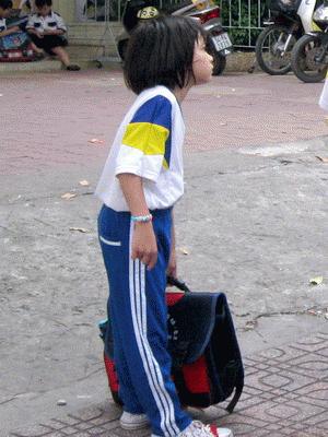 Cháu học cả ngày ở trường mệt rồi, tối lại làm toán nên vừa làm vừa ngáp, có khi vừa ngủ gật, vừa làm toán! Mà sao toán lớp Một cũng khó lắm (ảnh :baomoi.com)