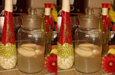 Một số bà nội trợ tin rằng khi làm giấm nuôi, "con giấm" càng dày thì sẽ làm ăn phát đạt cho nên họ không cho ai con giấm bao giờ