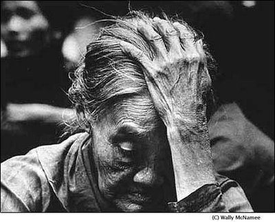 Con hãy hiểu, tuổi già của mẹ đâu nghĩa là được sống, mà chỉ là sống tạm.