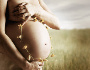 Bây giờ thì tôi nhớ ra rồi… cái cách mà nó đưa tay lên che trước bụng, như thể muốn bảo vệ cái mầm sống đang bắt đầu lớn lên ở bên trong.( ảnh : eva.vn)