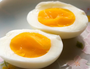 Các nhà khoa học khuyên lượng cholesterol ăn vào không nên quá 300 mg/ngày. Mỗi quá trứng chứa chừng 187 mg cholesterol thì cũng đâu có gì ầm ĩ. 