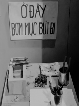 “ Không, tôi tự nguyện “mất dạy”. Tôi thà “mất dạy”…”, ông cựu giáo chức cười méo miệng. Tôi không hỏi thêm nữa, sợ ông buồn.