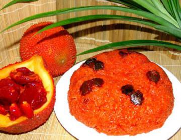 Màu của xôi gấc phải xài tới bao nhiêu quả gấc cho đủ, mà cũng chỉ cho ra được màu hồng nhạt tai tái, nhìn phát chán ( ảnh: http://yeutretho.com)