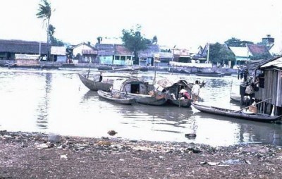 Mà bạn ơi, Sông thì có khi nào chịu yên đâu? Nên Sài Gòn đổi thay trong từng khoảnh khắc.