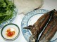 Cá ồ nhỏ hơn cá ngừ, dài cỡ 25cm, hấp rồi cuốn bánh tráng với rau sống còn ngon mê man tàn tịch dữ.