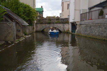 Hai bên bờ rải rác vài nhà giặt công cộng, nơi ngày xưa phụ nữ ra bờ kênh giặt giũ, có cả những lều cà phê cho quý ông ngồi nhâm nhi tán chuyện. Chỉ là những di tích thôi