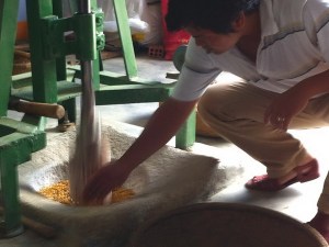 Sợi mì spaghetti Ý ở Sài Gòn chỉ đáng xách dép cho bún bắp. Cái ngọt của bắp tuy đã khô, đã hạ thấp độ ngọt không như lúc mới bẻ, nhưng vẫn còn quý phái lắm.