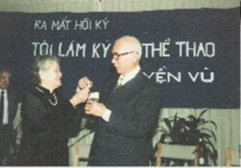 Huyền Vũ tại buổi ra mắt hồi ký “Tôi làm ký giả thể thao”