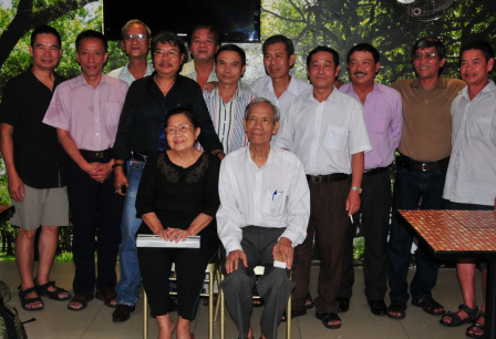 Giờ đây, kẻ thành danh, đứa thành ma, kẻ là kỹ sư, bác sĩ, đứa thì bán phở, quà nhà cơm vợ. Thằng đã có cháu nội ngoại, đứa còn chăm con mọn. Tồn tại và biến mất đủ kiểu.