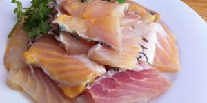 Nhất là cái da cá. Miếng da dày khoảng hai phân vừa dai vừa dẻo ngon thật