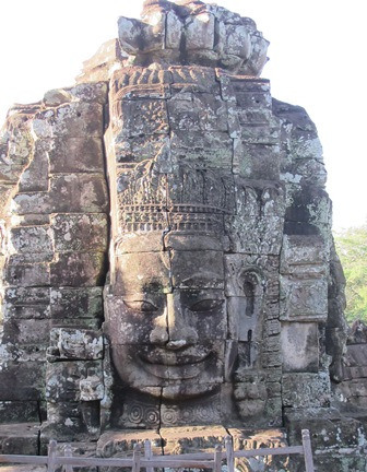 Một trong những tượng thần tại đền Bayon (Angkor) có nụ cười thanh thoát, độ lượng. Ý nghĩa của nụ cười này đến nay vẫn còn là điều bí ẩn. (Ảnh VTT