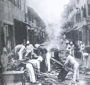 Các người tình nguyện đang tẩy uế nhà cửa khi dịch hạch đang hoành hành ở Hồng Kông năm 1894. BS Yersin đã sang Hongkong để nghiên cứu về dịch này ( photo, University of HongKong)