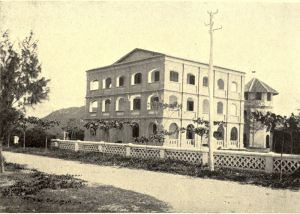 Ngôi nhà của BS Yersin tại Nha Trang khoảng những năm 1900. Ngày nay, đã bị phá bỏ, trên nền đất đó hiện nay là Nhà khách 478 của Bộ Công An VN