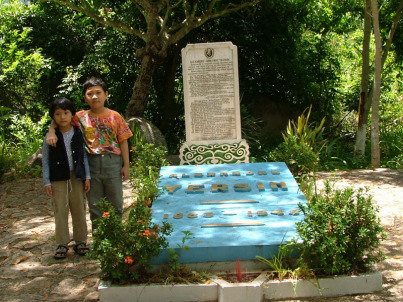 Hai em bé VN trước mộ BS Yersin ở Suối Dầu, cách Nha Trang khoảng 25 km (ảnh chụp năm 2004)