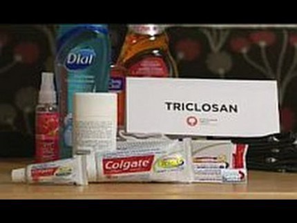 FDA cho rằng triclosan trong kem đánh răng còn có hiệu quả (bảo vệ nướu), nhưng triclosan trong xà bông khử khuẩn hay nước tắm thì không đủ bằng chứng để cho thấy chất này có lợi ích về mặt sát khuẩn.