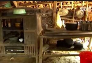 Gia cảnh nghèo túng của gia đình bé Nhung. Ảnh: Báo Gia đình Online