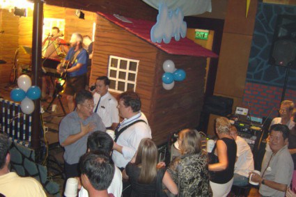 Tính người Đức thẳng thắn, “win-win” và chính xác đến độ khi nào cười, lúc nào nói cũng đều… lập trình.