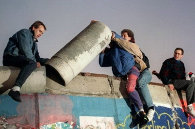Dân Berlin tháo bỏ một mảng bức tường ngày 16/11/1989. Phải mất 4 năm để phá bỏ đa phần công trình ngăn cách Đông-Tây – AFP