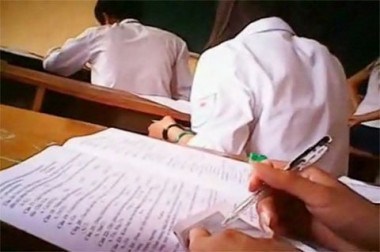 Hình ảnh cắt từ clip quay lại chuyện gian lận của phòng thi