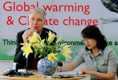 Đại sứ Đan Mạch John Neilsen (trái) khi bắt đầu triển khai tài trợ vốn ODA cho các dự án biến đổi khí hậu ở Việt Nam.