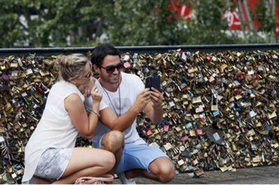 Có quá nhiều ổ khóa của những người yêu nhau móc vào Cầu Nghệ thuật (Pont des Arts), móc chồng lên nhau, làm cho tình trạng an toàn của cầu không còn được bảo đảm.