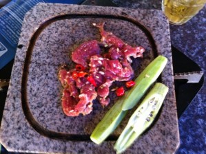 Thịt trâu nước đá cũng như trâu nhúng mẻ là một kiểu ăn tự do dân chủ, mạnh ai nấy nướng theo gu của mình.