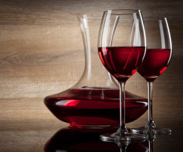 Uống rượu với ly pha lê thì không sao, nhưng đựng rượu trong bình pha lê năm này tháng nọ, thì chì sẽ thôi vào trong rượu