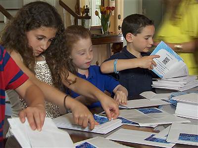 Cùng nhau đóng gói, gửi sách đến người mua