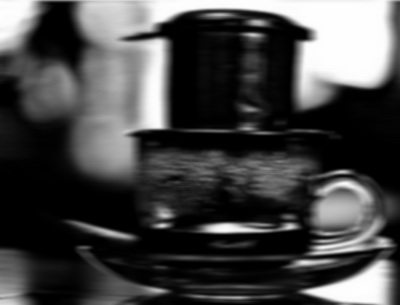 Cà phê nhỏ giọt. Giọt có buồn không? Mờ quá không thấy giọt, nhưng nỗi buồn thì thấy.