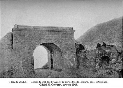 Cổng phía Nam (nhìn về phía Đà Nẵng) với bảng đề Hải Vân Quan