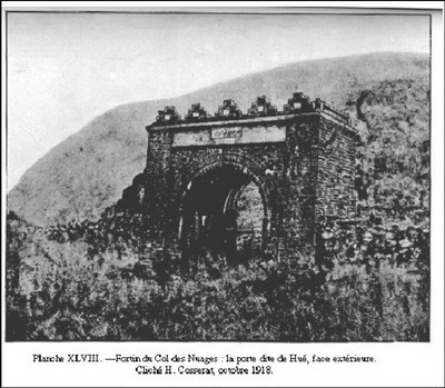 Hải Vân Quan, cổng phía Bắc (nhìn ra Huế) với bảng đề Thiên hạ đệ nhất hùng quan