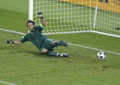 Nếu đứng yên, thay vì nhảy qua trái hay nhảy qua phải, thủ môn có xác suất cao nhất chụp được banh.