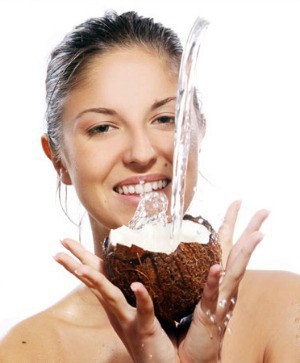 Về công dụng làm đẹp của dầu dừa thì vô vàn: trị mụn trứng cá, làm dài lông mi, chống rạn da bụng (bà bầu), làm trắng da, chống nắng,… Đó là do các người bán dầu dừa tưởng tượng ra, chứ hiện nay khoa học chỉ ghi nhận 2 đặc điểm của dầu dừa