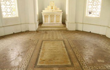 Mộ Trương Vĩnh Ký ở giữa và vợ con hai bên là ba phiến đá lát phẳng với nền nhà mồ – Ảnh: Q.V.