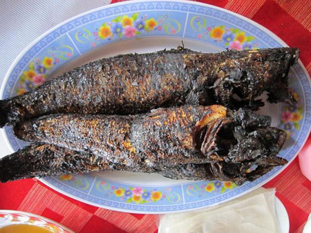 Cá nướng xong chỉ cần gỡ thịt chấm muối ớt, mà phải là loại muối hột mới cảm nhận được hết mùi vị thơm ngon vùa cay vừa mặn vừa ngọt vừa thơm của món cá lóc nướng đặc sản của dân Nam Bộ. Ở đồng bằng sông Cửu Long, cá lóc nướng trui thường ăn với nước mắm me.