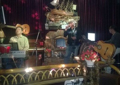 Một cao bồi “sắp già” đang trở thành ca sĩ “ruộng”