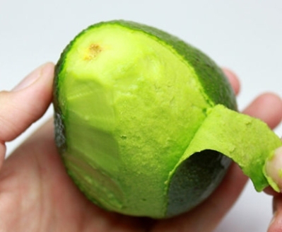 Các chất carotenoids rất có lợi cho sức khoẻ có nhiều ngay dưới lớp vỏ trái bơ, nhưng nhiều người sợ đắng chát nên thường gọt vỏ dày. Thực ra một trái bơ chín thì béo ngọt đồng đều, kể cả lớp “thịt” cận vỏ