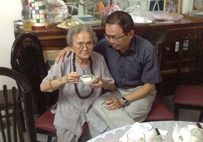 Từ nay, tóc bạc đã lâu nhưng tôi vẫn là một đứa trẻ mồ côi. Mồ côi cả những lời khuyên răn, trách mắng dù hằng năm có quay về, xúm xít đứng trước bàn thờ lung linh hương khói.