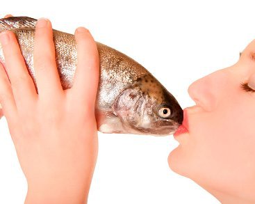 Vậy tội gì mà bầu ta lại phải hạn chế ăn cá 2 lần/tuần như bầu tây? Miễn là đừng ăn filet hay sushi cá ngừ, cá hồi nhập cảng. Đó là những loại cá đánh xa bờ. Muốn ăn phải “đi theo” bầu tây.