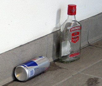 Một khảo cứu của Đại học Michigan (Mỹ) cho thấy, sinh viên của trường hôm nào uống nước tăng lực, thì chiều đó, lượng rượu uống tăng tới 11%. Chất caffeine có thể tác động kéo dài trên 6 tiếng.