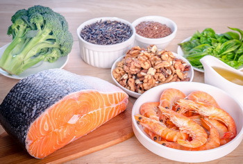 Hải sản (cua, ghẹ, mực, bạch tuộc,..), cá biển, cá tra và dầu đậu nành, dầu cải là nguồn omega-3 tự nhiên (3). Tiêu thụ omega-3 từ thực phẩm chắc chắn là tốt hơn từ những viên omega-3, vì thực phẩm cung cấp thêm các chất bổ dưỡng khác, protein, vitamin, khoáng chất,…