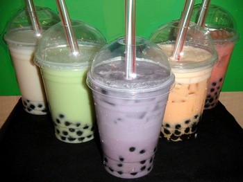 Những hạt trân châu này xuất xứ từ đâu, có chất lượng (an toàn) thế nào có trời biết. Người bán đang kiếm lời bằng cách biến hạt trân châu (giả) thành hột xoàn (thiệt) bỏ túi.