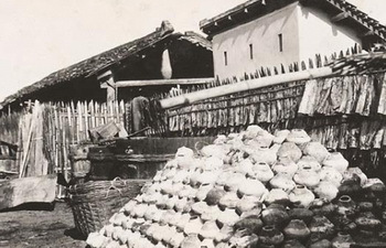 Những người yêu nghề nước mắm phôi pha, bạc tóc đi nhiều. Sài Gòn thiếu nước mắm tĩn như thiếu đi một chút gì đó phóng khoáng, phong trần và thiệt thà.