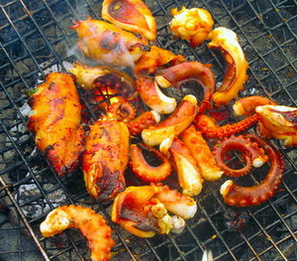 Có ai ngồi quán bạch tuộc vỉa hè Sài Gòn chiều cuối năm, lai rai đôi chút, và ngậm ngùi đôi chút với cái gọi là “một lần là trăm năm” của đời bạch tuộc chăng?