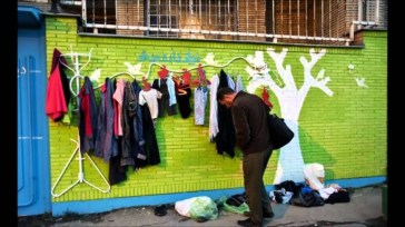 Bức tường của sự tử tế ở Iran, nơi người ta treo những bộ đồ cho người không nhà mặc ấm mùa đông. Ảnh: TL