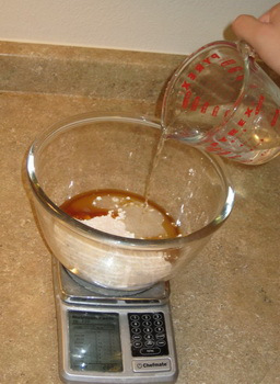 Nước tro tàu có độ kiềm mạnh, do đó phải cẩn thận khi thao tác rót mở trong nhà bếp, tránh xa tầm tay trẻ em. Không dùng vật liệu kim loại, nhất là nhôm để chứa nước tro tàu.