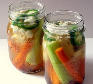 Phèn chua làm vách tế bào của trái cây, rau quả cứng và dòn hơn, nên thường được để muối dưa, rau củ quả, hoặc làm mứt