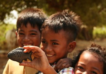 Đem nấu canh “con cá sắt may mắn” này (Lucky Iron Fish) đã giúp trẻ em và phụ nữ trẻ em ở Kampuchia khỏi bệnh thiếu máu do thiếu sắt