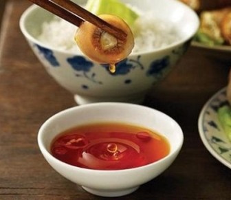 Nước mắm là món không thể thiếu trong bữa ăn của người Việt (ảnh chỉ mang tính minh họa) – BBC