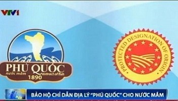 Bên trái là Chỉ dẫn Địa lý nước mắm Phú Quốc. Bên phải là Bảo hộ xuất xứ của Châu Âu với nước mắm Phú Quốc